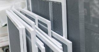 Москитные сетки на пластиковые окна Североморск купить по цене от 937 руб.